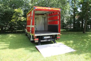 Der GW-L1 von hinten mit offener Ladebordwand