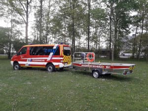 Das Schubboot RTB 1 hinter dem Gerätewagen