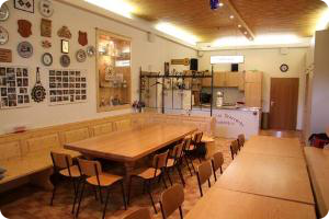 Der Aufenthaltsraum mit langem Tisch