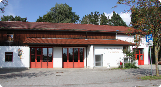 Das Feuerwehrhaus Eicherloh mit drei roten Toren