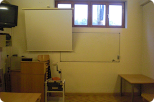 Der Schulungsraum mit Leinwand