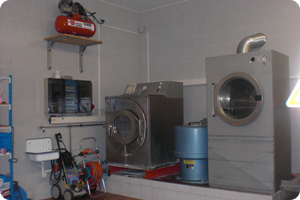 Die Waschhalle mit Industriewaschmaschinen